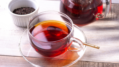Rezept für eine erfrischende Schwarztee-Limonade