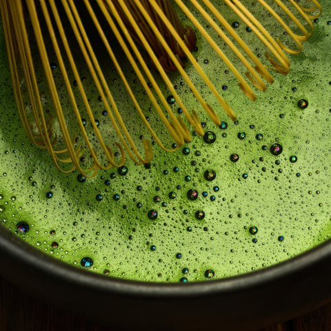 Matcha in der Schüssel mit Schneebesen