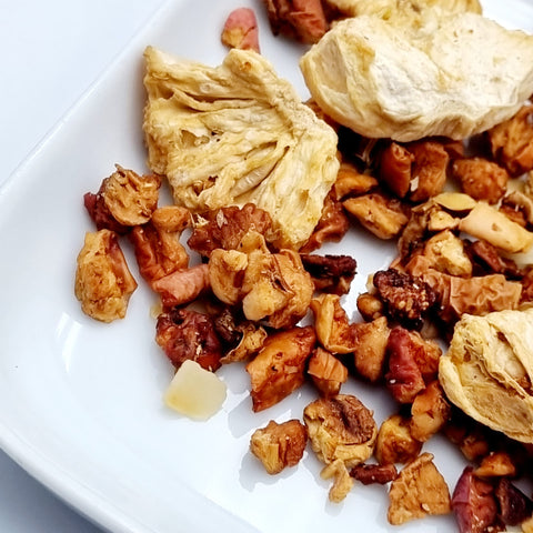 milder Früchtetee mit gerösteter Ananas