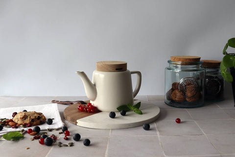 Ogo living | Teekanne Enzo | weiß | Porzellan mit Holzdeckel | 680 ml - Tee- und Kraeutergalerie