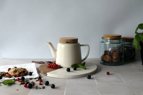 Ogo living | Teekanne Enzo | weiß | Porzellan mit Holzdeckel | 680 ml - Tee- und Kraeutergalerie